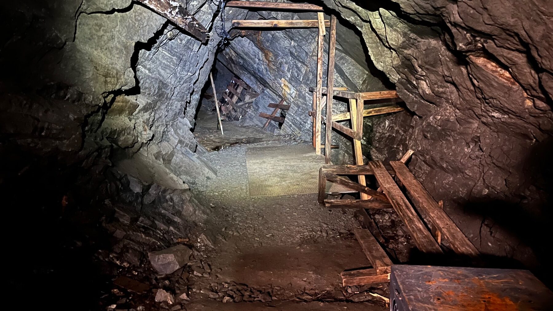 Důlní chodba s dochovanou dřevěnou výztuží