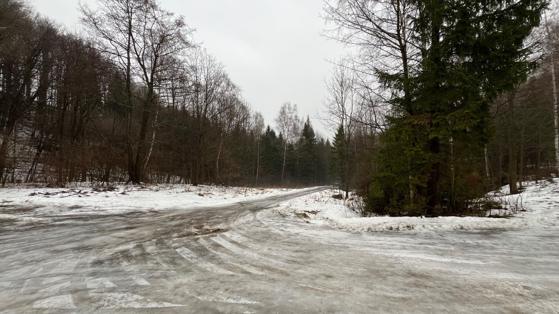 Zasněžená cesta lesem k dolu Hraničná