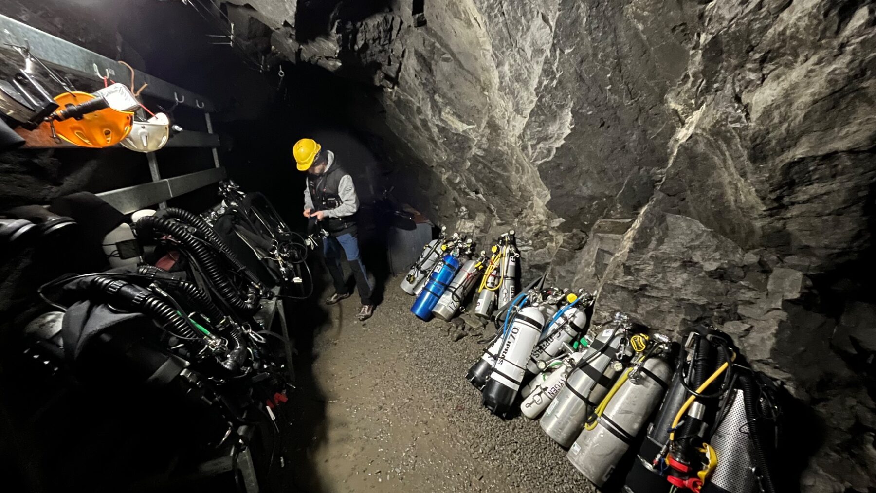 Potápěčská výstroj připravená v podzemí dolu
