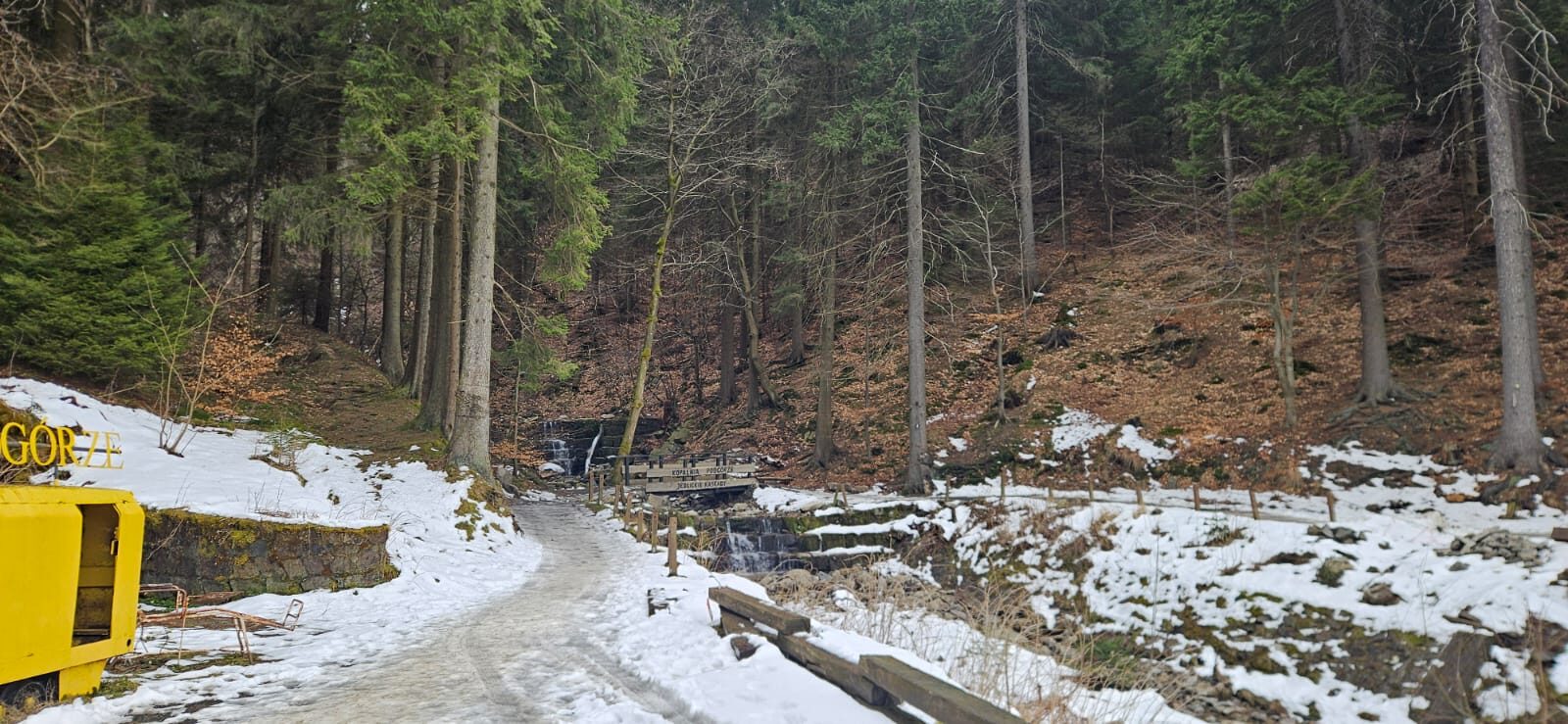 Zimní cesta k dolu Podgórze v Kowarech